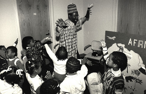 National Museum of African Art Docent James Brown, Jr., with Preschoolers. 1988. Photo: Jeffrey Ploskonka.