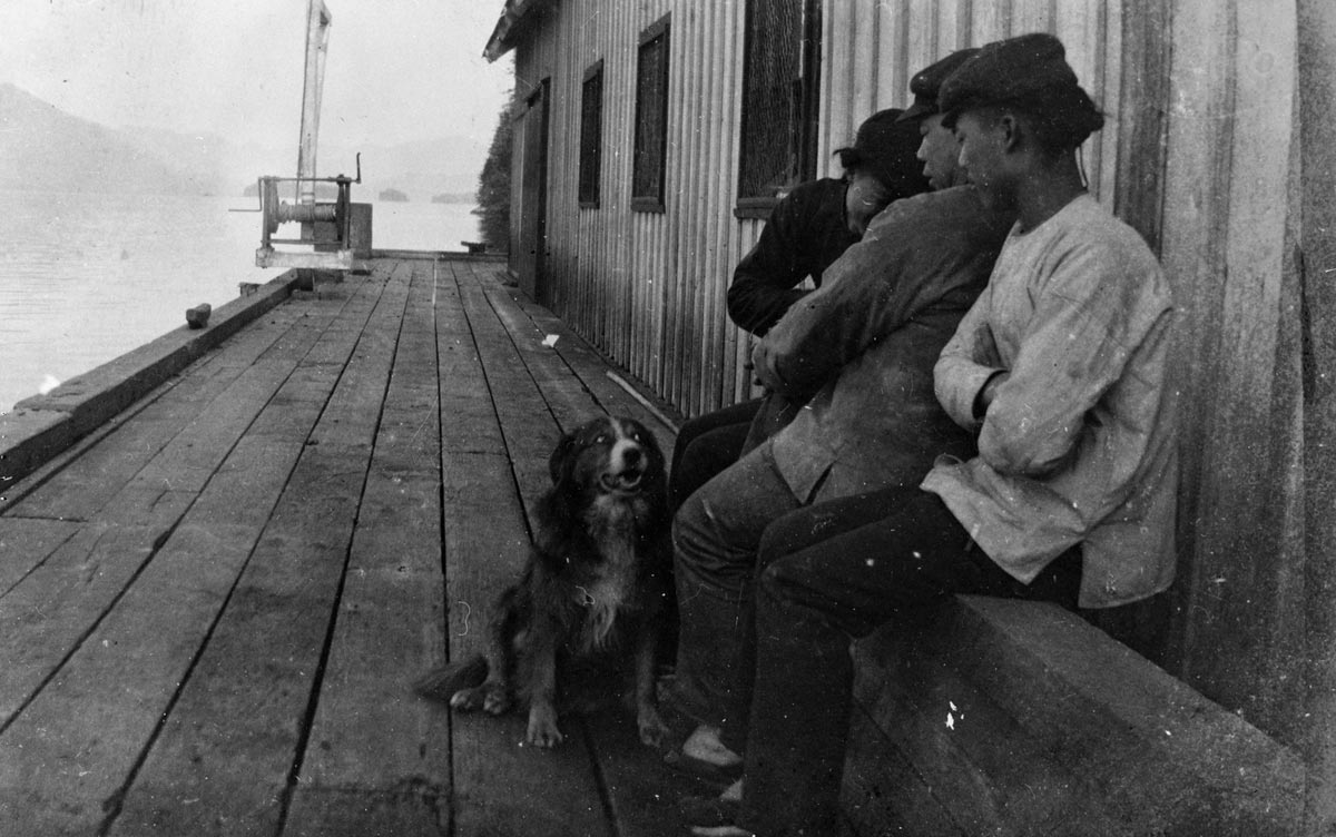 Men waiting for a steamer VPL 8510