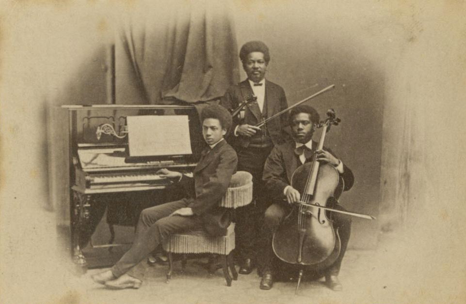 The Gimenez family with their instruments