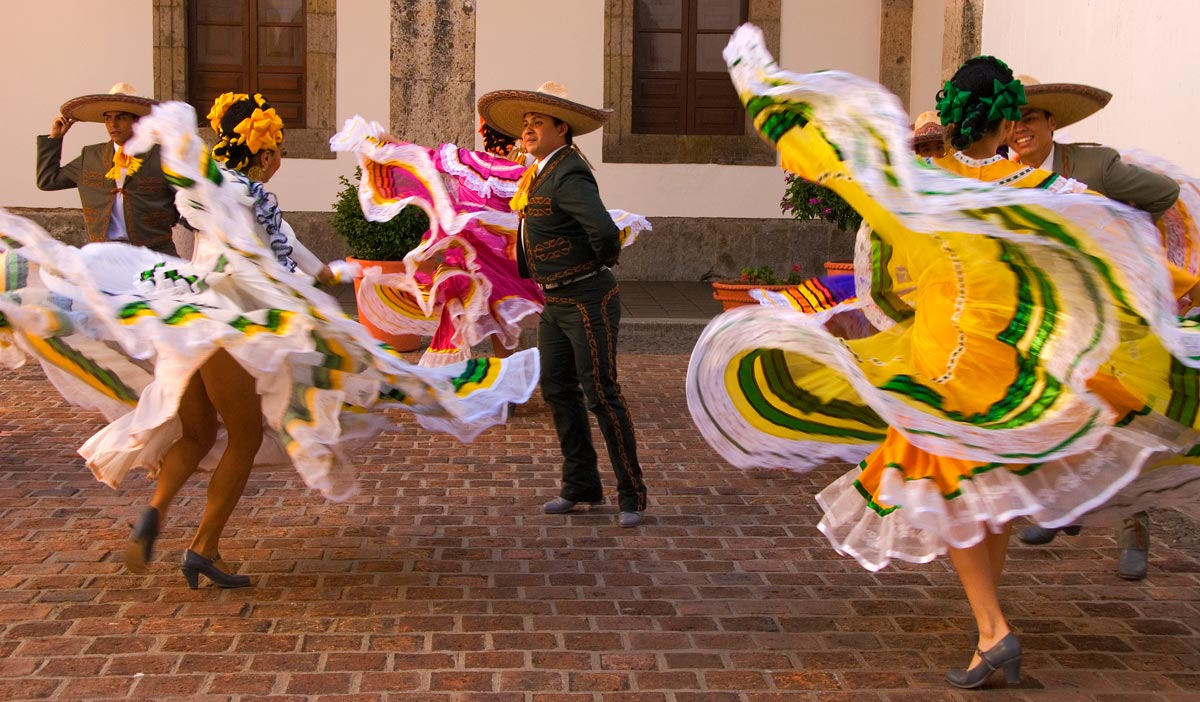 traditional mexican folk dancers